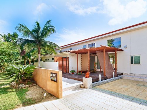 南国沖縄を満喫できる民泊施設+住宅